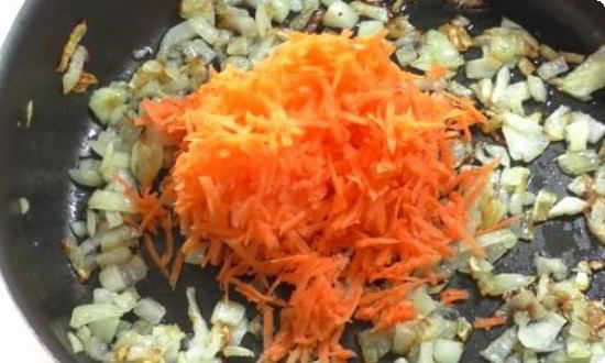 зажариваем лук и морковку на сковороде