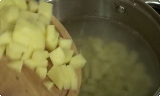 Очищенный картофель нарезаем, отвариваем
