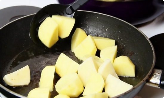 Крупно режем картофель, обжариваем на сковороде