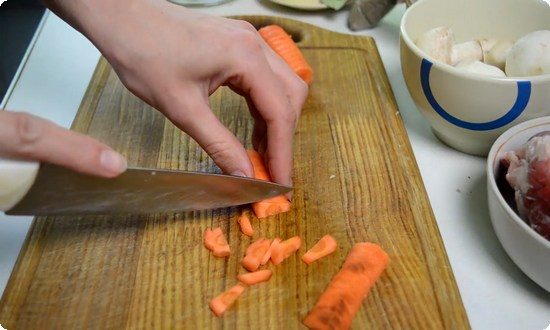 Нарежем морковь соломкой