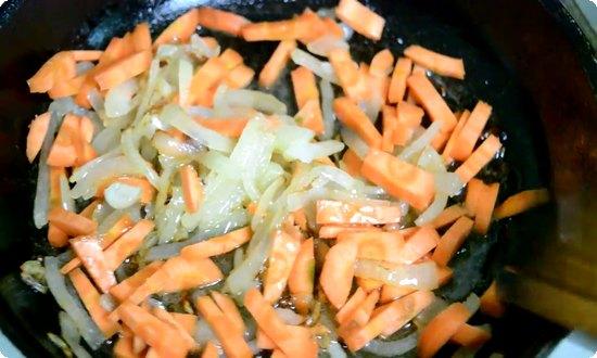 К луку добавляем морковную соломку, жарим до готовности