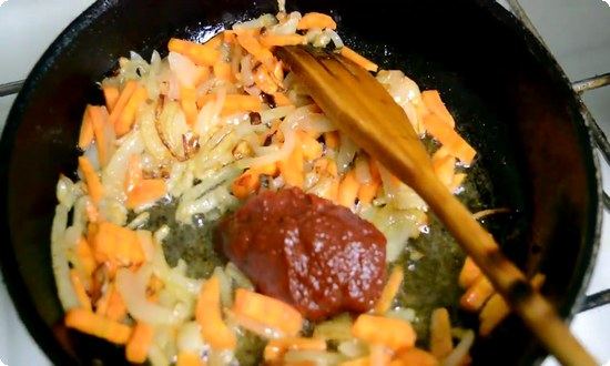 К готовым луку и морковке добавляем томатную пасту