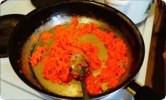 поджарим лук, добавим морковь