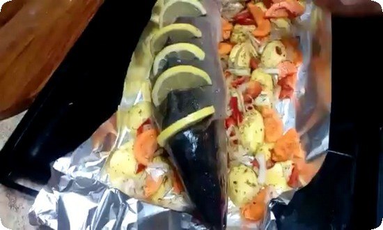 На овощную подушку кладем рыбку, картошку и остальные овощи