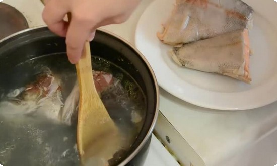 вынимаем сваренную рыбу из бульона