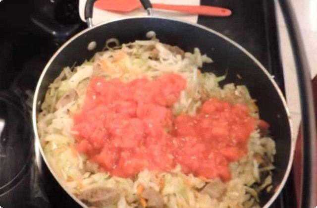 добавляем томаты и томатную пасту