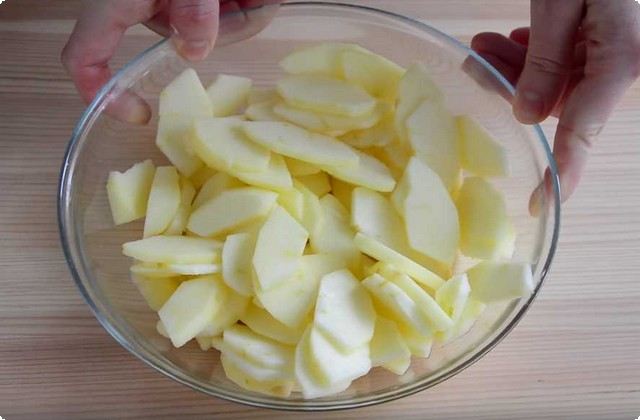 нарезаем яблоки