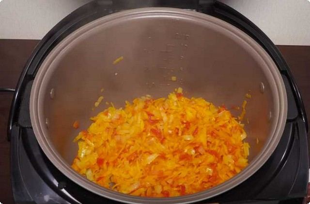 обжарим лук, томаты и морковь