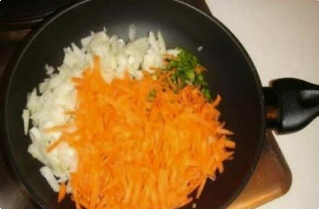 поджарим на сковороде морковь и лук