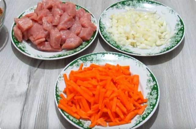 измельчаем лук и морковь