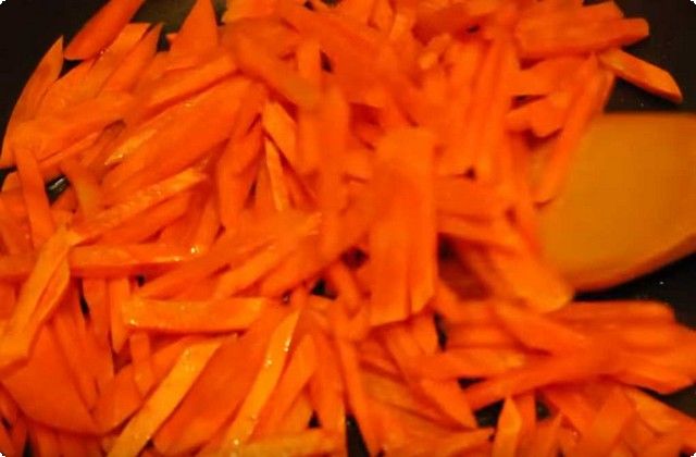 нарезаем морковку