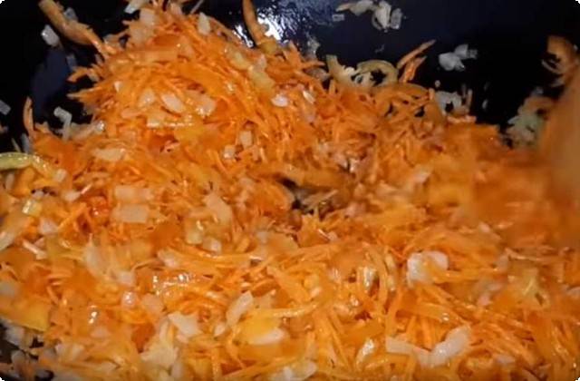 пассируем лук с морковкой