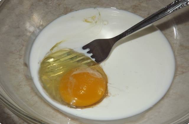 Сметану или сливки взбиваем с яйцом