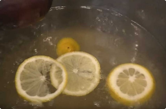 добавляем нарезанный лимон