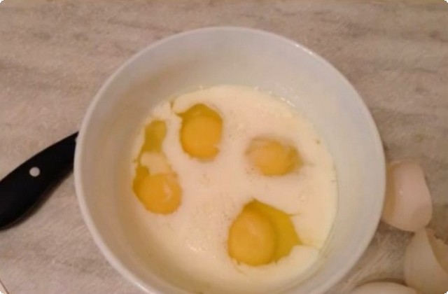 смешиваем яйца с молоком