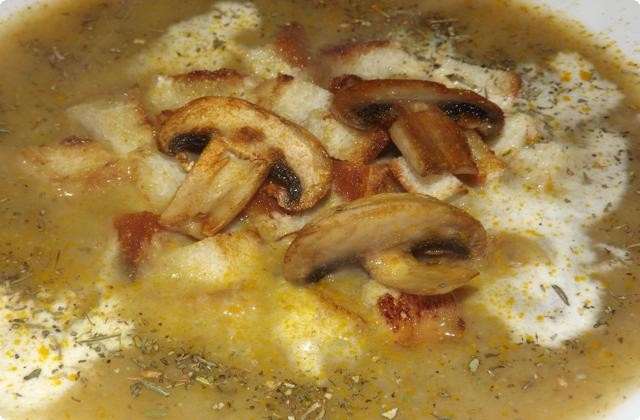добавляем поджаренные грибы, суп готов