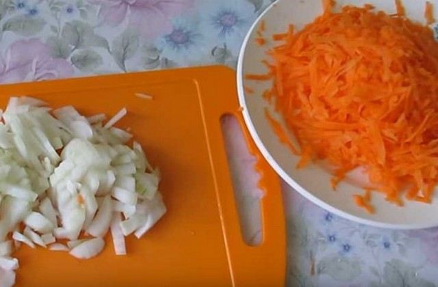 трем морковь, нарезаем лук