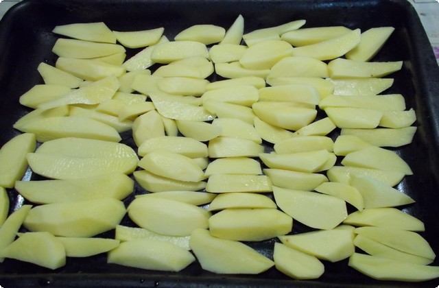 Клубни картофеля очистить. Нарезать дольками