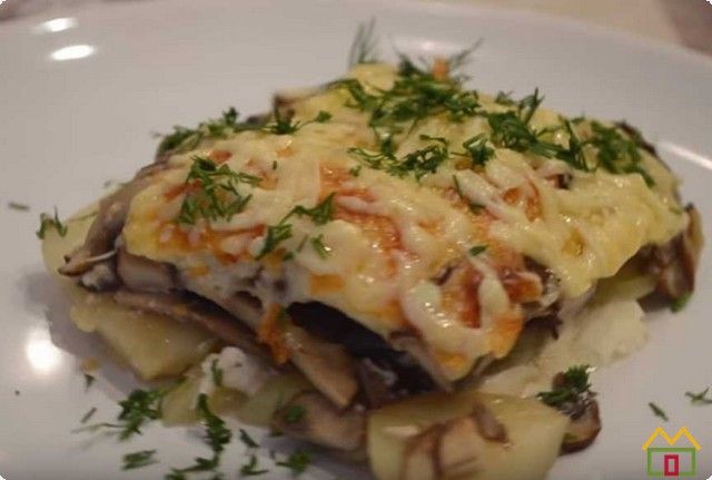 Картофель, запеченный в духовке с сыром и грибами