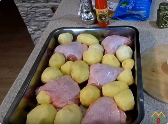 Раскладываем картошку равномерно между кусками мяса