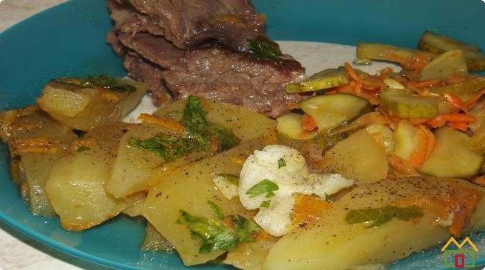 картошка с мясом в кастрюле