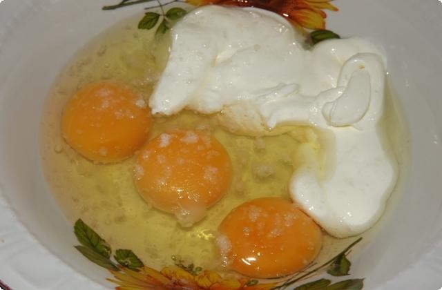 Яйца смешиваем со сметаной