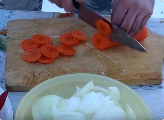 нарезаем кольцами морковь
