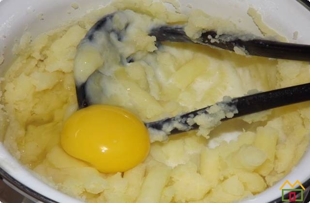 горячую картошку разминаем с молоком и яйцом